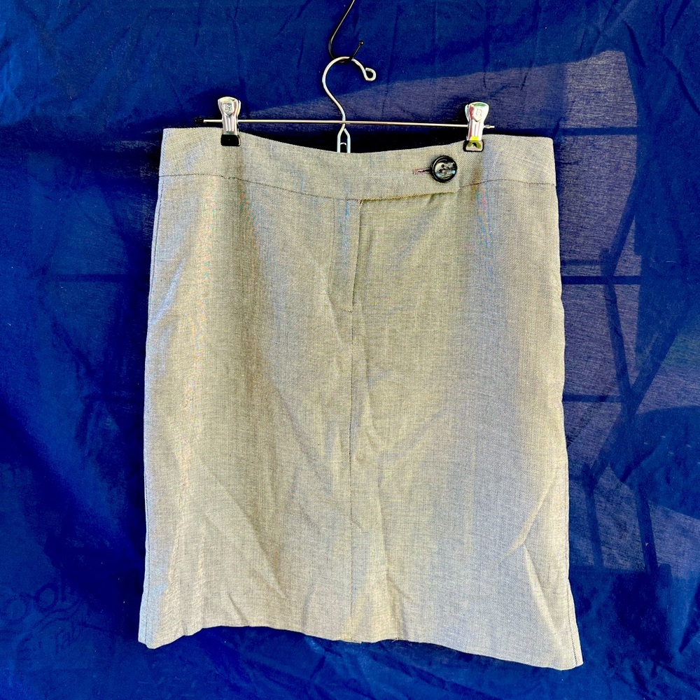 Gently worn dark gray and white skirt with lining. Size 8